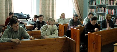 группа 411 в читальном зале (72кб)